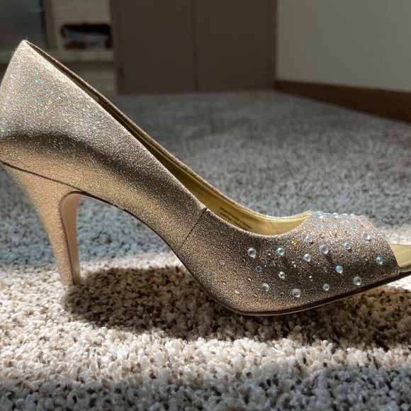 Peep-Toe Sparkly Gold Pumps (size 7) - Picture 5 of 10